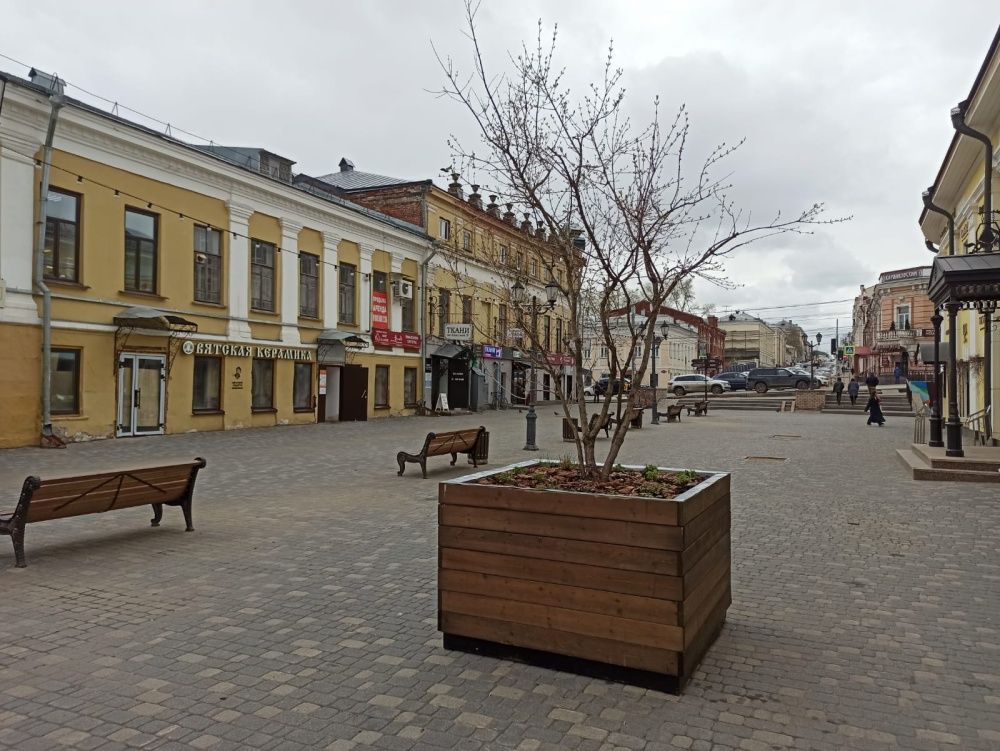 В Кирове началась подготовка к предстоящим праздникам.